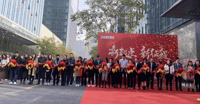 剪彩仪式：手托绸带 面向未来 金剪齐开 继往开来