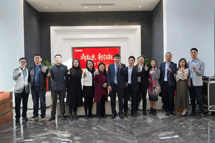 杜总携各事业部负责人合影